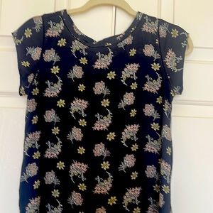 Lovely grey spring flowers top w rayon weave; v nice detailing